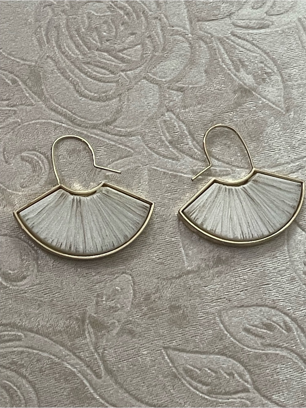 Elegant White Fan Tassel Drop Earrings - Gold Frame